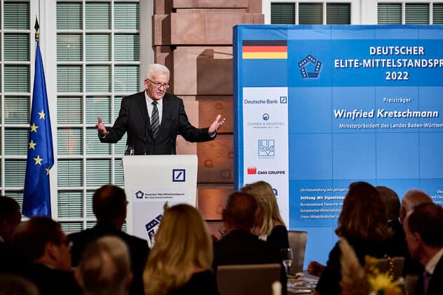 Winfried Kretschmann receives the German Elite SME Award 2022 EUR, Germany, Berlin,27 10 2022 The Minister President of Baden Würtenberg, Winfried Kretschmann receives the German Elite SME Award 2022 of the Wir Eigentümerunternehmer Foundation In the presence of the Federal Minister of Economics Robert Habeck and Nicola Leibinger Kammüller, CE