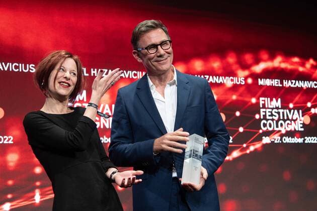 Director Michel HAZANAVICIUS receives the Film Award Cologne, left laudator Lisa GOTTO, Film Festival Cologne awards in Cologne, 27 10 2022