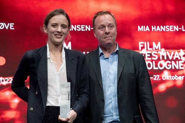 Director Mia HANSEN LOVE, LOEVE, left receives The Hollywood Reporter Award, right laudator Scott ROXBOROUGH, Film Festival Cologne awards in Cologne, 27 10 2022.