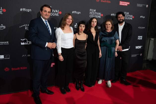 f l Nathanael LIMINSKI, Head of the State Chancellery NRW, Producer Eva BLONDIAU, Actress Mariam KHUNLADZE Actress Taki MUMLADZE, Petra MUELLER, Müller, Head of Filmstiftung NRW, Producer Elmar IMANOV, Red Carpet Show, Arrival, arrival, Film Festival Cologne awards in Cologne, 27 10 2022