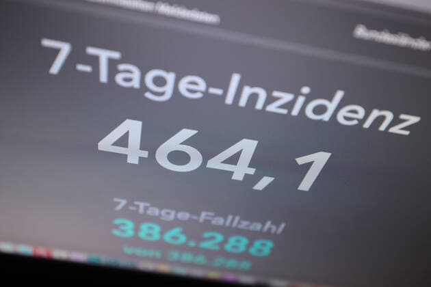 RKI dashboard, 7 day incidence is now 464.1 7 day incidence, RKI dashboard on a monitor on 28 10 2022 in Siegen Germany.