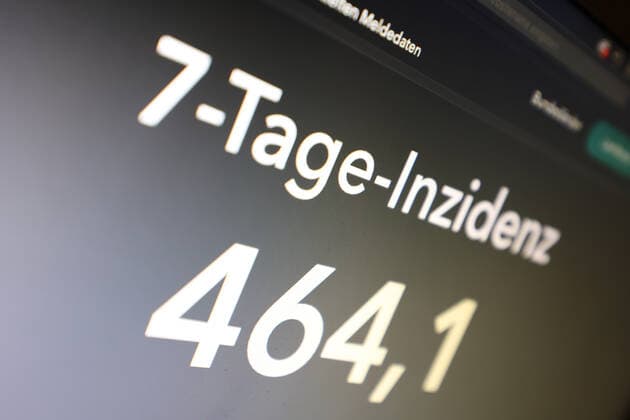 RKI dashboard, 7 day incidence is now 464.1 7 day incidence, RKI dashboard on a monitor on 28 10 2022 in Siegen Germany.