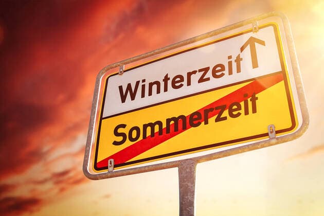 28 October 2022: Signpost with the inscription summer time and winter time. Symbol image time change FOTOMONTAGE *** Wegweiser mit der Aufschrift Sommerzeit und Winterzeit. Symbolbild Zeitumstellung FOTOMONTAGE