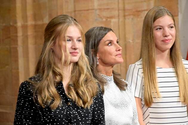 Spanish King Felipe VI and Queen Letizia with daughters Princess of Asturias Leonor de Borbon and Sofia de Borbon during an audience with the awarded the Asturias medal 2022 in Oviedo, on Friday 28 October 2022 Cordon Press