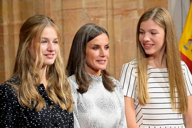 Spanish King Felipe VI and Queen Letizia with daughters Princess of Asturias Leonor de Borbon and Sofia de Borbon during an audience with the awarded the Asturias medal 2022 in Oviedo, on Friday 28 October 2022 Cordon Press