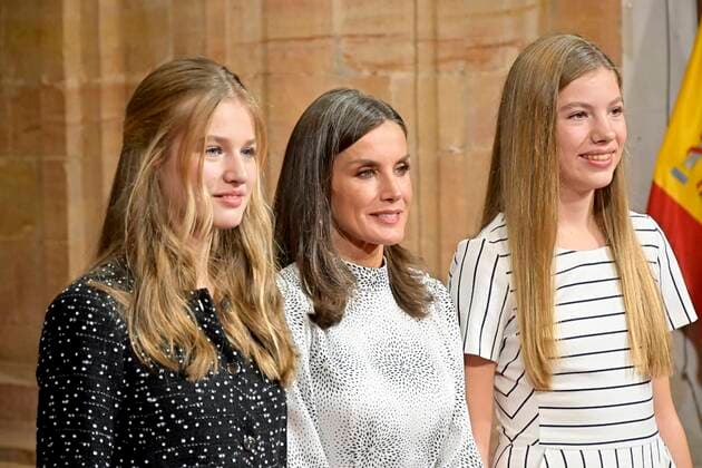 Spanish King Felipe VI and Queen Letizia with daughters Princess of Asturias Leonor de Borbon and Sofia de Borbon during an audience with the awarded the Asturias medal 2022 in Oviedo, on Friday 28 October 2022 Cordon Press