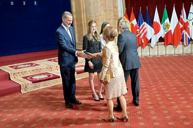 Spanish King Felipe VI and Queen Letizia with daughters Princess of Asturias Leonor de Borbon and Sofia de Borbon during an audience with the awarded the Asturias medal 2022 in Oviedo, on Friday 28 October 2022 Cordon Press