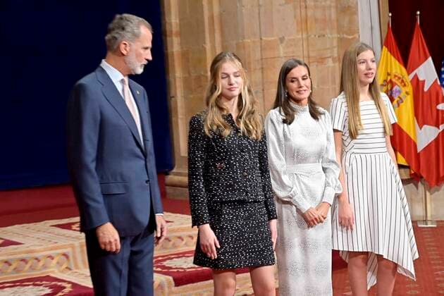 Spanish King Felipe VI and Queen Letizia with daughters Princess of Asturias Leonor de Borbon and Sofia de Borbon during an audience with the awarded the Asturias medal 2022 in Oviedo, on Friday 28 October 2022 Cordon Press