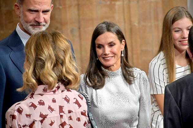 Spanish King Felipe VI and Queen Letizia with daughters Princess of Asturias Leonor de Borbon and Sofia de Borbon during an audience with the awarded the Asturias medal 2022 in Oviedo, on Friday 28 October 2022 Cordon Press
