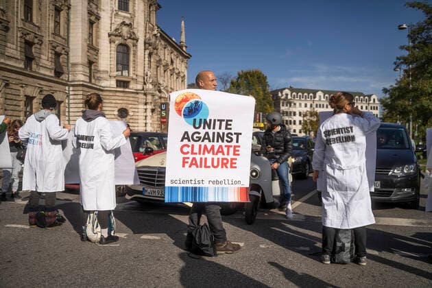 Bilder des Jahres 2022, News 10 Oktober News Themen der Woche KW43 News Bilder des Tages Klebe-Blockade der Scientists Rebellion in München Am 28.Oktober 2022 blockierten Aktivist*innen, der Gruppen Scientists Rebellion, Extinction Rebellion und Letzte Generation, die Karlsstraße in München. Die Aktion soll auf die klimapolitischen Missstände aufmerksam machen. * On 28 October 2022, activists from the groups Scientists Rebellion, Extinction Rebellion and Last Generation blocked the Karlsstraße in Munich. The action was intended to draw attention to climate policy grievances. München Bayern Deutschland Copyright: xmufkinnphotosx
