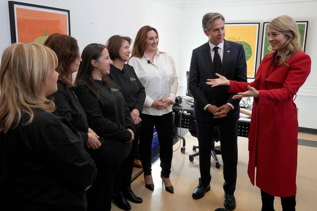 October 28, 2022, Montreal, PQ, CANADA: US Secretary of State Antony Blinken and Minister of Foreign Affairs Melanie Joly chat with refugees from Syria, in Montreal, Friday, Oct. 28, 2022. Montreal CANADA  - ZUMAc35_ 20221028_zaf_c35_028 Copyright: xRyanxRemiorzx