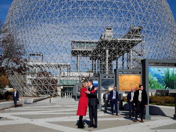 News Bilder des Tages October 28, 2022, Montreal, PQ, CANADA: US Secretary of State Antony Blinken and Minister of Foreign Affairs Melanie Joly bid farewell to one another after a visit to the Biosphere in Montreal, Friday, Oct. 28, 2022. Montreal CANADA  - ZUMAc35_ 20221028_zaf_c35_059 Copyright: xRyanxRemiorzx
