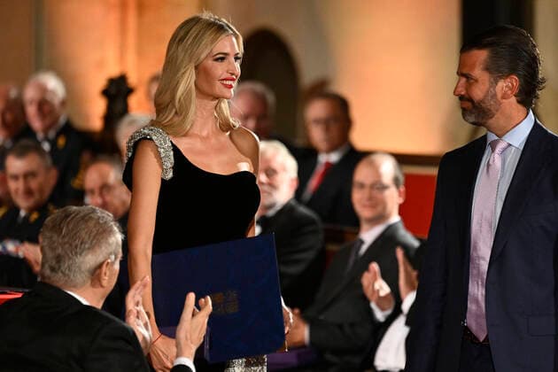 Bilder des Jahres 2022, Entertainment 10 Oktober Entertainment Themen der Woche KW43 Entertainment Bilder des Tages Ivanka Trump and Donald Trump Jr receive the medal for their mother Czech-American businesswoman Ivana Trump in memoriam during the presentation state orders and medals at Prague Castle on the occasion of commemorate the birth of Czechoslovakia, Prague, Czech Republic, October 28, 2022. At left is Czech President Milos Zeman. (CTKxPhoto OndrejxDeml) CTKPhotoP2022102808566 