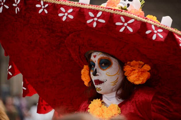 October 28, 2022, Mexico City, Mexico: A woman characterized asCatrina is seen during the Monumental Offering on the occasion of the Day of the Dead celebrations in the Mexico City downtown. on October 28, 2022 in Mexico City, Mexico. Mexico City USA - ZUMAe321 20221028_zia_e321_039 Copyright: xCarlosxTischler xEyepixxGroupx