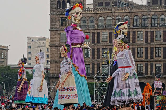 October 28, 2022, Mexico City, DF Mexico, Mexico: Crowds gather around giant sculptures of Catrina, the skeleton bride, during the Megaofrenda of Zocalo festival to celebrate the start of the Day of the Dead holiday at the Plaza de la Constitucion, October 28, 2022 in Mexico City, Mexico. Mexico City Mexico - ZUMAe02_ 20221028_zaf_e02_001 Copyright: xRichardxEllisx