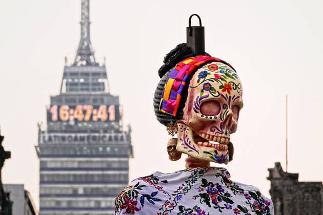 News Bilder des Tages October 28, 2022, Mexico City, DF Mexico, Mexico: A giant sculpture of Catrina, the skeleton bride, appears as tall as the Latin American Tower during the Megaofrenda of Zocalo festival to celebrate the start of the Day of the Dead holiday at the Plaza de la Constitucion, October 28, 2022 in Mexico City, Mexico. Mexico City Mexico - ZUMAe02_ 20221028_zaf_e02_002 Copyright: xRichardxEllisx