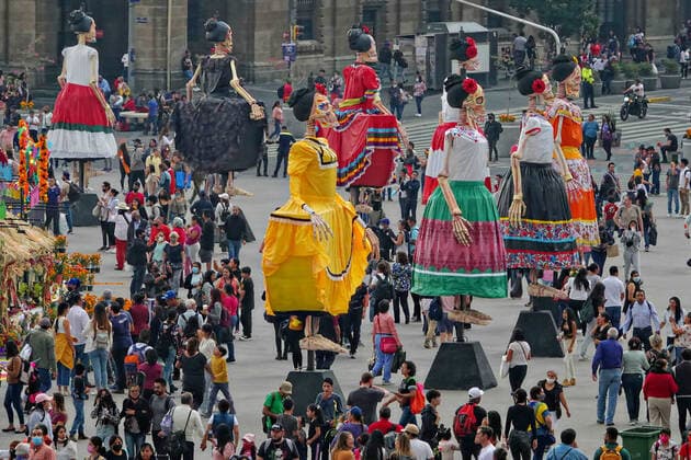 October 28, 2022, Mexico City, DF Mexico, Mexico: Crowds gather around giant sculptures of Catrina, the skeleton bride, during the Megaofrenda of Zocalo festival to celebrate the start of the Day of the Dead holiday at the Plaza de la Constitucion, October 28, 2022 in Mexico City, Mexico. Mexico City Mexico - ZUMAe02_ 20221028_zaf_e02_004 Copyright: xRichardxEllisx