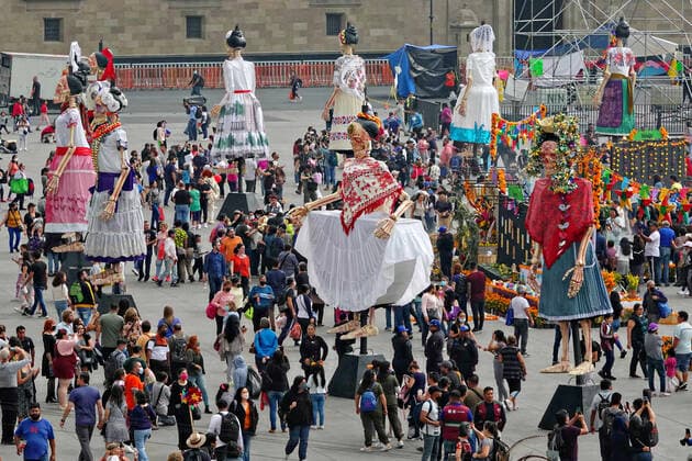 October 28, 2022, Mexico City, DF Mexico, Mexico: Crowds gather around giant sculptures of Catrina, the skeleton bride, during the Megaofrenda of Zocalo festival to celebrate the start of the Day of the Dead holiday at the Plaza de la Constitucion, October 28, 2022 in Mexico City, Mexico. Mexico City Mexico - ZUMAe02_ 20221028_zaf_e02_006 Copyright: xRichardxEllisx