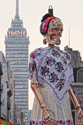 October 28, 2022, Mexico City, DF Mexico, Mexico: A giant sculpture of Catrina, the skeleton bride, appears as tall as the Latin American Tower during the Megaofrenda of Zocalo festival to celebrate the start of the Day of the Dead holiday at the Plaza de la Constitucion, October 28, 2022 in Mexico City, Mexico. Mexico City Mexico - ZUMAe02_ 20221028_zaf_e02_007 Copyright: xRichardxEllisx