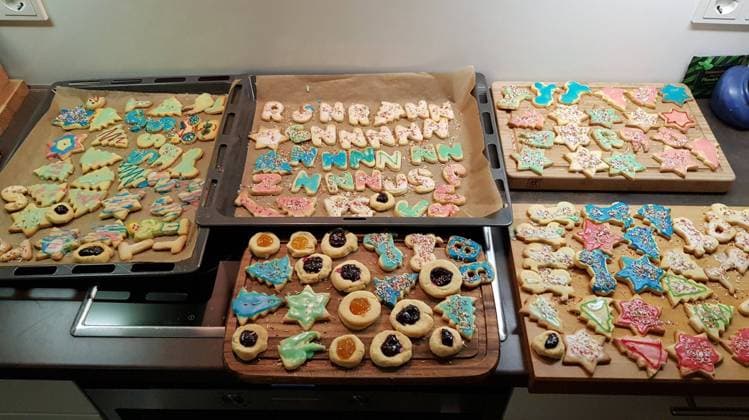 Feature Symbol Plätzchen 12 21 pp Deutschland deutsche Plätzchenbacken backen Weihnachtsplätzchen Backwerk Kekse Weihnachten dekorieren Dekoration bunte Streusel Tradition traditionell Advent Adventszeit Vorweihnachtszeit selbstgebacken Weihnachtsbäckerei glasiert Überzug überzogen Glasur Selbstgebackenes ausgestochene ausgestochen Backblech Backbleche Backpapier Germany christmas cookies quer *** feature symbol cookies 12 21 pp germany german cookie baking bake christmas cookies bakery cookies christmas decorate decoration colorful sprinkles tradition traditional advent advent season pre christmas time self baked christmas bakery glazed coating coated glaze self baked cut out baking tray baking paper germany christmas cookies t.s