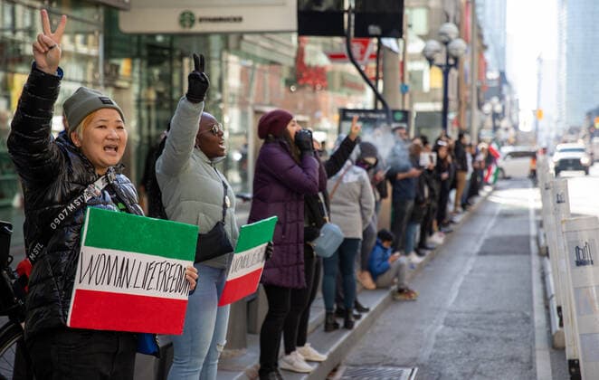 The Human Chain - A Link To Iran s Revolution Hundreds of Iranian-Canadians and their supporters created a human chain on Yonge Street, Toronto, Canada on October 29, 2022. - Protests against Islamic regime have been growing all around the world since the death of Mahsa Amini, a 22-year-old Kurdish who was arrested and killed by Iran s morality police for allegedly violating its strictly-enforced dress code. Toronto Canada  Copyright: xArifxBalkanx originalFilename: balkan-notitle221028_npEuE.jpg