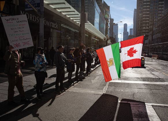 The Human Chain - A Link To Iran s Revolution Hundreds of Iranian-Canadians and their supporters created a human chain on Yonge Street, Toronto, Canada on October 29, 2022. - Protests against Islamic regime have been growing all around the world since the death of Mahsa Amini, a 22-year-old Kurdish who was arrested and killed by Iran s morality police for allegedly violating its strictly-enforced dress code. Toronto Canada  Copyright: xArifxBalkanx originalFilename: balkan-notitle221029_npMSA.jpg