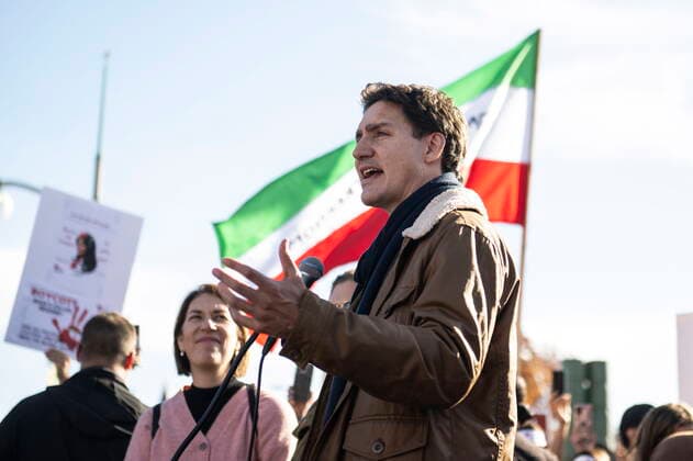 News Bilder des Tages October 29, 2022, Ottawa, ON, CAN: The Iranian flag flies behind Canadian Prime Minister Justin Trudeau as he speaks before participating in a demonstration across the Alexandra Bridge in Ottawa on Saturday, Oct. 29, 2022. Scores of demonstrators lined the streets of several major Canadian cities Saturday as part of a worldwide human chain organized by the Association of Families of Flight PS752 Victims in solidarity with antigovernment protesters in Iran. Ottawa CAN  - ZUMAc35_ 20221029_zaf_c35_073 Copyright: xJustinxTangx
