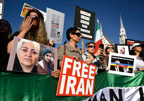 October 29, 2022, Ottawa, ON, CAN: Members of the Iranian Canadian community and their supporters listen to speeches before participating in a worldwide human chain organized by the Association of Families of Flight PS752 Victims in solidarity with antigovernment protesters in Iran, in Ottawa on Saturday, Oct. 29, 2022. Ottawa CAN  - ZUMAc35_ 20221029_zaf_c35_079 Copyright: xJustinxTangx