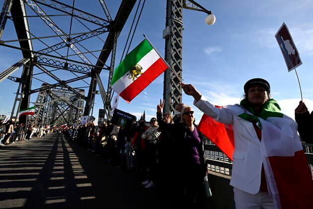 October 29, 2022, Ottawa, ON, CAN: A demonstrator waves the flag of Iran as they participate in a worldwide human chain along the Alexandra Bridge joining Ottawa and Gatineau, Que., organized by the Association of Families of Flight PS752 Victims in solidarity with antigovernment protesters in Iran, on Saturday, Oct. 29, 2022. Ottawa CAN  - ZUMAc35_ 20221029_zaf_c35_085 Copyright: xJustinxTangx