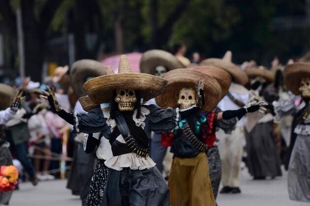 Mexiko, Feierlichkeiten zum Tag der Toten October 29, 2022, Mexico City, Mexico: Participants take part during the Great Day of the Dead Parade Ã¢â‚¬oeMexico: The navel of the moonÃ¢â‚¬Â one of the most representative activities of the Day of the Dead festivities at Reforma Avenue. on October 29, 2022, Mexico City, Mexico. Mexico City Mexico - ZUMAe321 20221029_zia_e321_039 Copyright: xCarlosxTischler EyepixxGroupx