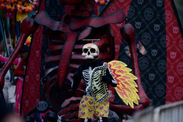 Mexiko, Feierlichkeiten zum Tag der Toten October 29, 2022, Mexico City, Mexico: Participants take part during the Great Day of the Dead Parade Ã¢â‚¬oeMexico: The navel of the moonÃ¢â‚¬Â one of the most representative activities of the Day of the Dead festivities at Reforma Avenue. on October 29, 2022, Mexico City, Mexico. Mexico City Mexico - ZUMAe321 20221029_zia_e321_041 Copyright: xCarlosxTischler EyepixxGroupx