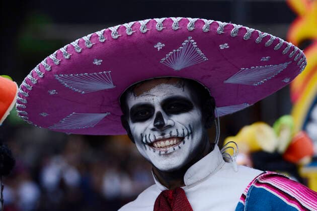 Mexiko, Feierlichkeiten zum Tag der Toten October 29, 2022, Mexico City, Mexico: Participants take part during the Great Day of the Dead Parade Ã¢â‚¬oeMexico: The navel of the moonÃ¢â‚¬Â one of the most representative activities of the Day of the Dead festivities at Reforma Avenue. on October 29, 2022, Mexico City, Mexico. Mexico City Mexico - ZUMAe321 20221029_zia_e321_042 Copyright: xCarlosxTischler EyepixxGroupx