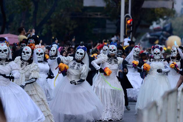 Mexiko, Feierlichkeiten zum Tag der Toten October 29, 2022, Mexico City, Mexico: Participants take part during the Great Day of the Dead Parade Ã¢â‚¬oeMexico: The navel of the moonÃ¢â‚¬Â one of the most representative activities of the Day of the Dead festivities at Reforma Avenue. on October 29, 2022, Mexico City, Mexico. Mexico City Mexico - ZUMAe321 20221029_zia_e321_044 Copyright: xCarlosxTischler EyepixxGroupx