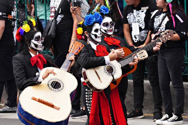 Mexiko, Feierlichkeiten zum Tag der Toten October 29, 2022, Mexico City, DF Mexico, Mexico: Female mariachi band performers dressed in Catrina skeleton costumes perform in the Grand Parade of the Dead to celebrate Dia de los Muertos holiday on Paseo de la Reforma, October 29, 2022 in Mexico City, Mexico. Mexico City Mexico - ZUMAe02_ 20221029_zaf_e02_004 Copyright: xRichardxEllisx