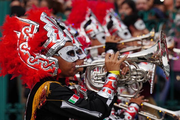 Mexiko, Feierlichkeiten zum Tag der Toten October 29, 2022, Mexico City, DF Mexico, Mexico: A marching band in Mayan costumes march in the Grand Parade of the Dead to celebrate Dia de los Muertos holiday on Paseo de la Reforma, October 29, 2022 in Mexico City, Mexico. Mexico City Mexico - ZUMAe02_ 20221029_zaf_e02_005 Copyright: xRichardxEllisx