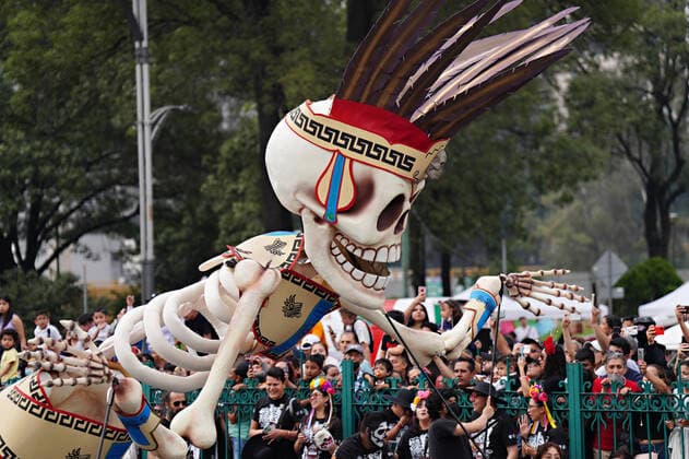Mexiko, Feierlichkeiten zum Tag der Toten October 29, 2022, Mexico City, DF Mexico, Mexico: Giant skeletons process through the street during the Grand Parade of the Dead to celebrate Dia de los Muertos holiday on Paseo de la Reforma, October 29, 2022 in Mexico City, Mexico. Mexico City Mexico - ZUMAe02_ 20221029_zaf_e02_007 Copyright: xRichardxEllisx