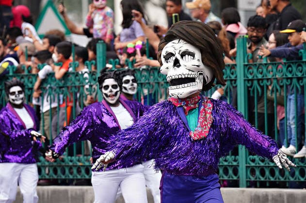 Mexiko, Feierlichkeiten zum Tag der Toten October 29, 2022, Mexico City, DF Mexico, Mexico: Mexican dancers perform dressed in skeleton costumes during the Grand Parade of the Dead to celebrate Dia de los Muertos holiday on Paseo de la Reforma, October 29, 2022 in Mexico City, Mexico. Mexico City Mexico - ZUMAe02_ 20221029_zaf_e02_010 Copyright: xRichardxEllisx