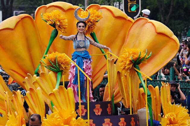 Mexiko, Feierlichkeiten zum Tag der Toten October 29, 2022, Mexico City, DF Mexico, Mexico: The Beauty Queen rides in a parade float of giant marigolds during the Grand Parade of the Dead to celebrate Dia de los Muertos holiday on Paseo de la Reforma, October 29, 2022 in Mexico City, Mexico. Mexico City Mexico - ZUMAe02_ 20221029_zaf_e02_011 Copyright: xRichardxEllisx