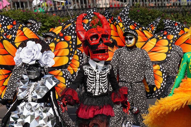 Mexiko, Feierlichkeiten zum Tag der Toten October 29, 2022, Mexico City, DF Mexico, Mexico: Costumed performers dance during the Grand Parade of the Dead to celebrate Dia de los Muertos holiday on Paseo de la Reforma, October 29, 2022 in Mexico City, Mexico. Mexico City Mexico - ZUMAe02_ 20221029_zaf_e02_012 Copyright: xRichardxEllisx