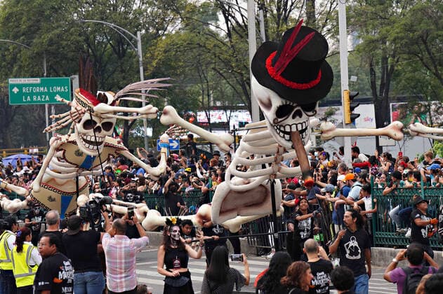 Mexiko, Feierlichkeiten zum Tag der Toten October 29, 2022, Mexico City, DF Mexico, Mexico: Giant skeletons process through the street during the Grand Parade of the Dead to celebrate Dia de los Muertos holiday on Paseo de la Reforma, October 29, 2022 in Mexico City, Mexico. Mexico City Mexico - ZUMAe02_ 20221029_zaf_e02_015 Copyright: xRichardxEllisx