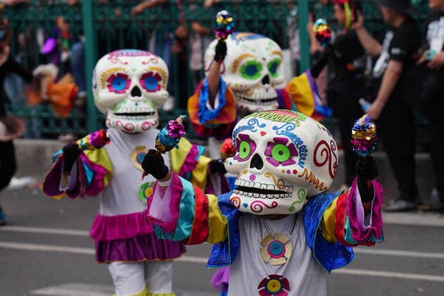 Mexiko, Feierlichkeiten zum Tag der Toten October 29, 2022, Mexico City, DF Mexico, Mexico: Performers wearing giant skull masks dance down the street during the Grand Parade of the Dead to celebrate Dia de los Muertos holiday on Paseo de la Reforma, October 29, 2022 in Mexico City, Mexico. Mexico City Mexico - ZUMAe02_ 20221029_zaf_e02_017 Copyright: xRichardxEllisx