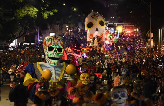 Mexiko, Feierlichkeiten zum Tag der Toten October 29, 2022, Mexico City, Mexico: The Ã¢â‚¬oeGran Desfile de DoÂ­a de Muertos 2022 was held in Mexico City as part of the celebrations of the season. on October 29, 2022, Mexico City, Mexico. Mexico City Mexico - ZUMAe321 20221029_zia_e321_051 Copyright: xMarcoxRodriguezx