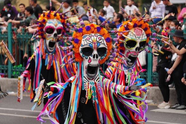 Mexiko, Feierlichkeiten zum Tag der Toten October 29, 2022, Mexico City, DF Mexico, Mexico: Performers wearing giant skull masks dance down the street during the Grand Parade of the Dead to celebrate Dia de los Muertos holiday on Paseo de la Reforma, October 29, 2022 in Mexico City, Mexico. Mexico City Mexico - ZUMAe02_ 20221029_zaf_e02_022 Copyright: xRichardxEllisx