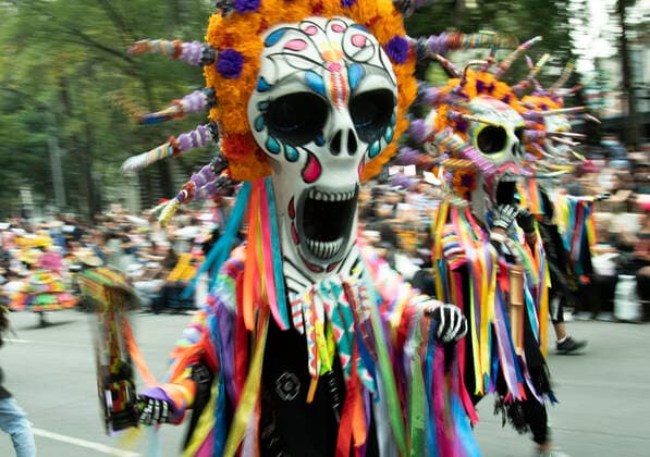 Mexiko, Feierlichkeiten zum Tag der Toten October 29, 2022, Mexico City, Mexico City, MEXICO: The tradition and culture of the Mexicans overflowed during the Day of the Dead parade through the great avenue of Paseo de la Reforma in Mexico City..This ancient tradition dates back long before the arrival of the Spanish. It has become a mixture of Catholic tradition and Mexican mysticism, commemorating death as one more element of life and as a way to remember and honor loved ones. Mexico City MEXICO - ZUMAn296 20221029_zip_n296_002 Copyright: xJorgexNunezx