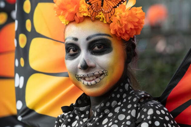 Mexiko, Feierlichkeiten zum Tag der Toten October 29, 2022, Mexico City, Mexico City, MEXICO: The tradition and culture of the Mexicans overflowed during the Day of the Dead parade through the great avenue of Paseo de la Reforma in Mexico City..This ancient tradition dates back long before the arrival of the Spanish. It has become a mixture of Catholic tradition and Mexican mysticism, commemorating death as one more element of life and as a way to remember and honor loved ones. Mexico City MEXICO - ZUMAn296 20221029_zip_n296_003 Copyright: xJorgexNunezx