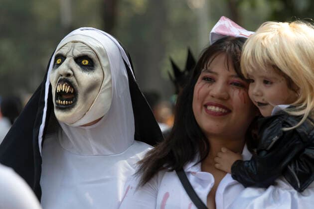 News Bilder des Tages Mexiko, Feierlichkeiten zum Tag der Toten October 29, 2022, Mexico City, Mexico City, MEXICO: The tradition and culture of the Mexicans overflowed during the Day of the Dead parade through the great avenue of Paseo de la Reforma in Mexico City..This ancient tradition dates back long before the arrival of the Spanish. It has become a mixture of Catholic tradition and Mexican mysticism, commemorating death as one more element of life and as a way to remember and honor loved ones. Mexico City MEXICO - ZUMAn296 20221029_zip_n296_005 Copyright: xJorgexNunezx