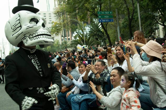 Mexiko, Feierlichkeiten zum Tag der Toten October 29, 2022, Mexico City, Mexico City, MEXICO: The tradition and culture of the Mexicans overflowed during the Day of the Dead parade through the great avenue of Paseo de la Reforma in Mexico City..This ancient tradition dates back long before the arrival of the Spanish. It has become a mixture of Catholic tradition and Mexican mysticism, commemorating death as one more element of life and as a way to remember and honor loved ones. Mexico City MEXICO - ZUMAn296 20221029_zip_n296_009 Copyright: xJorgexNunezx
