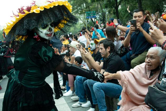 Mexiko, Feierlichkeiten zum Tag der Toten October 29, 2022, Mexico City, Mexico City, MEXICO: The tradition and culture of the Mexicans overflowed during the Day of the Dead parade through the great avenue of Paseo de la Reforma in Mexico City..This ancient tradition dates back long before the arrival of the Spanish. It has become a mixture of Catholic tradition and Mexican mysticism, commemorating death as one more element of life and as a way to remember and honor loved ones. Mexico City MEXICO - ZUMAn296 20221029_zip_n296_011 Copyright: xJorgexNunezx