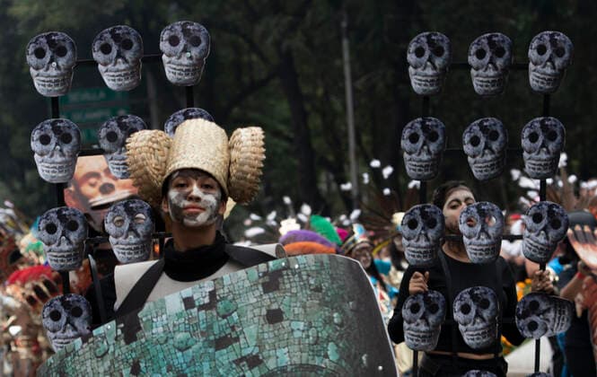Mexiko, Feierlichkeiten zum Tag der Toten October 29, 2022, Mexico City, Mexico City, MEXICO: The tradition and culture of the Mexicans overflowed during the Day of the Dead parade through the great avenue of Paseo de la Reforma in Mexico City..This ancient tradition dates back long before the arrival of the Spanish. It has become a mixture of Catholic tradition and Mexican mysticism, commemorating death as one more element of life and as a way to remember and honor loved ones. Mexico City MEXICO - ZUMAn296 20221029_zip_n296_013 Copyright: xJorgexNunezx