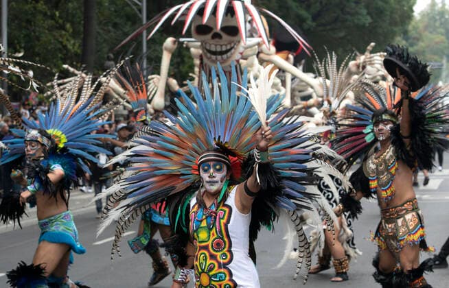 Mexiko, Feierlichkeiten zum Tag der Toten October 29, 2022, Mexico City, Mexico City, MEXICO: The tradition and culture of the Mexicans overflowed during the Day of the Dead parade through the great avenue of Paseo de la Reforma in Mexico City..This ancient tradition dates back long before the arrival of the Spanish. It has become a mixture of Catholic tradition and Mexican mysticism, commemorating death as one more element of life and as a way to remember and honor loved ones. Mexico City MEXICO - ZUMAn296 20221029_zip_n296_014 Copyright: xJorgexNunezx